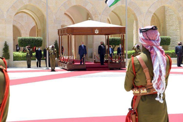 الملك عبدالله الثاني ومحمود عباس يعقدان اجتماعا هاما بمشاركة كبار المسؤولين