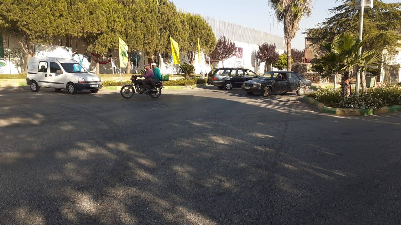 اهالي كفركلا قطعوا الطريق بسياراتهم عند بوابة فاطمة