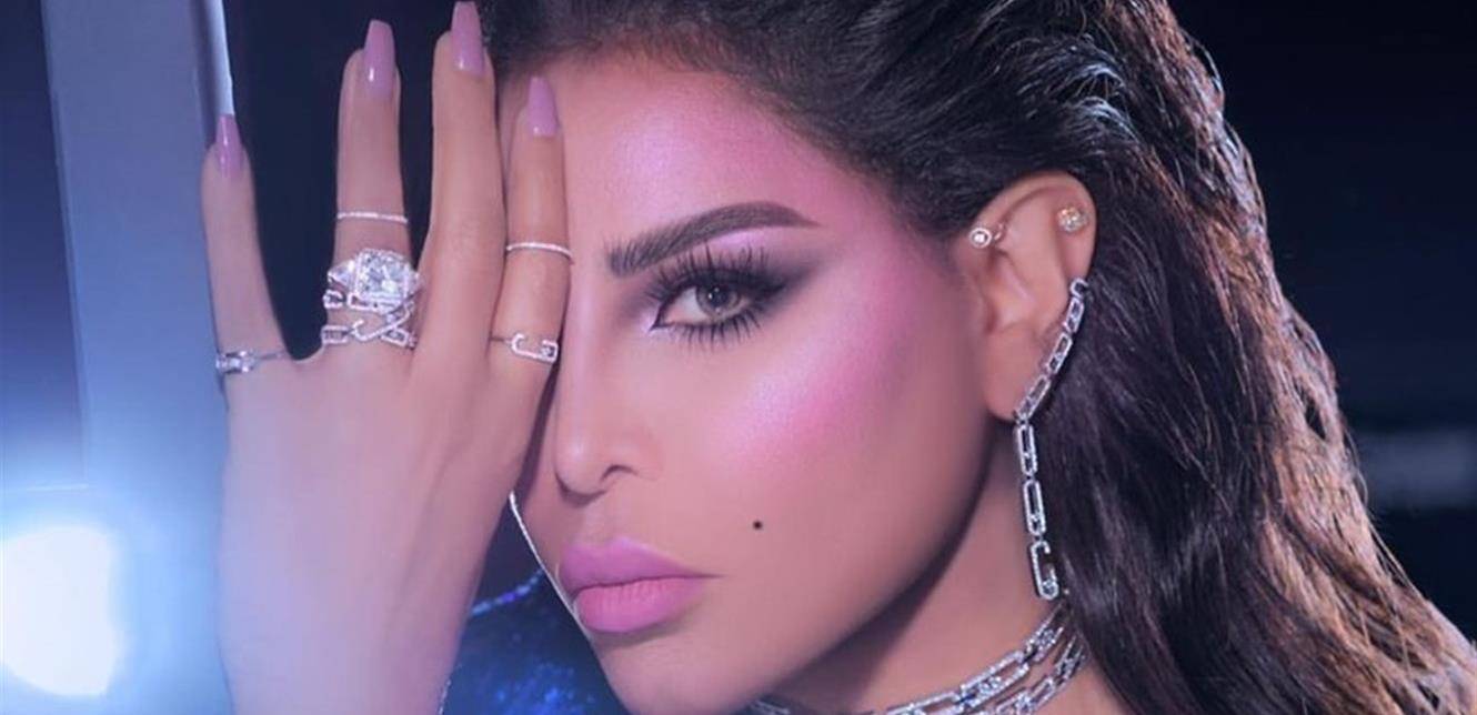 أحلام بشكل مختلف.. فستان فيروزي ومجوهرات (صور)