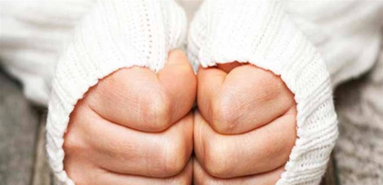 ما هو سبب "البرودة الغريبة" في اليدين والقدمين؟