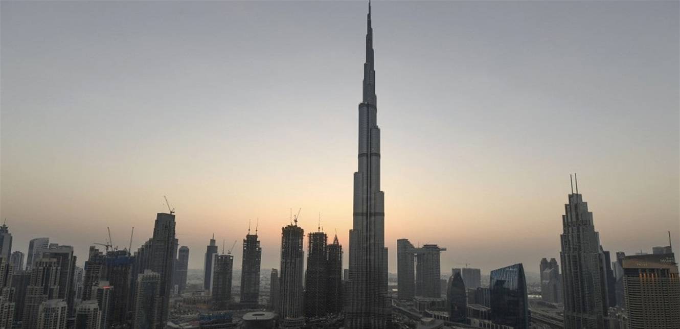 ممثل لبناني جديد ينال الاقامة الذهبية في الامارات.. من هو؟