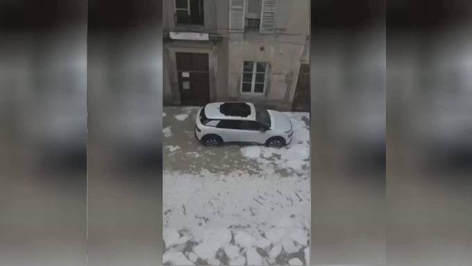 عاصفة مفاجئة تغطي شوارع قرية فرنسية بالثلج والجليد