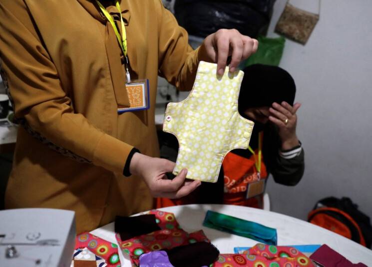 في لبنان.. نساء يستعضن عن الفوط الصحية بقطع قماش!