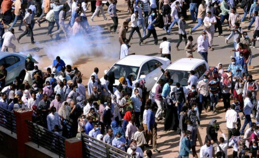 الشرطة السودانية تستخدم الغاز المسيل للدموع لتفريق محتجين متوجهين نحو القصر الرئاسي