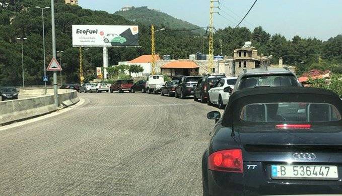 لعنة الانتظار أمام محطات الوقود... تطال السفيرة الكندية في لبنان
