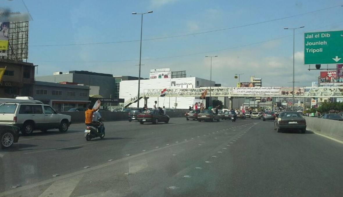 بالصور.. انقلاب شاحنة على جسر نهر الموت