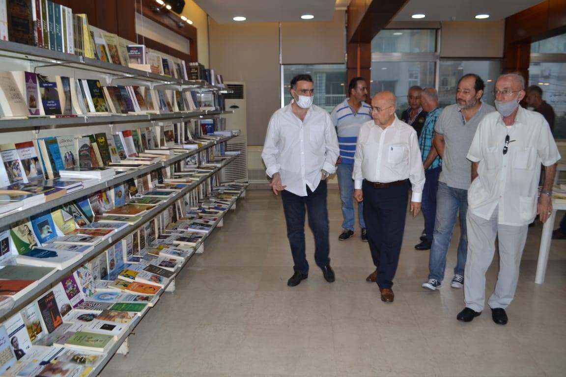يمق تفقد معرض الكتاب في طرابلس
