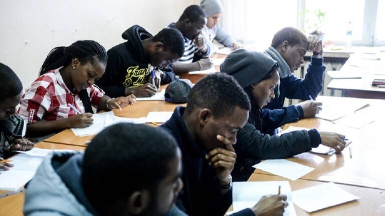 جامعات روسيا تقبل الطلاب الأجانب المطعمين بأي لقاح
