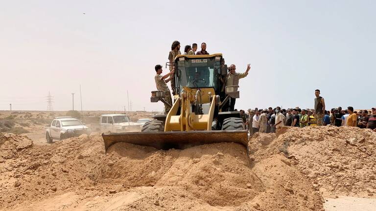 إعلام ليبي: الطريق الساحلي بين سرت ومصراتة يخضع للصيانة حاليا