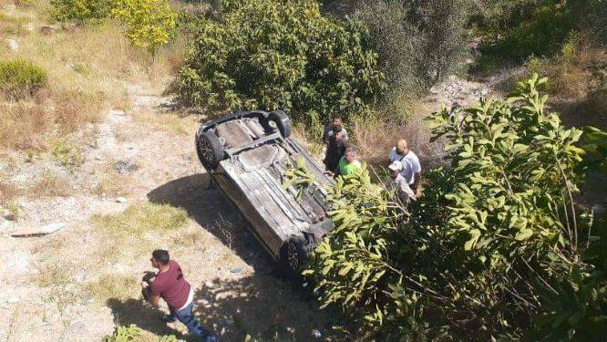 وقوع 6 جرحى جراء انقلاب سيارتهم على طريق قعقعية الجسر