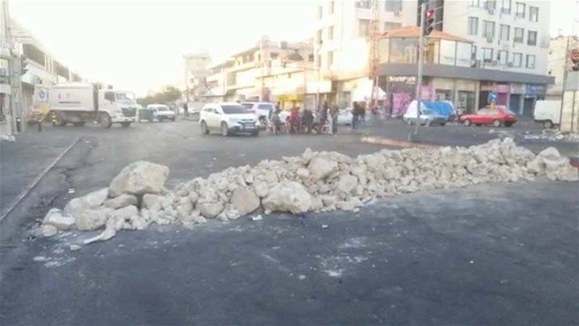 محتجون قطعوا الطريق الدولية في بلدة العين