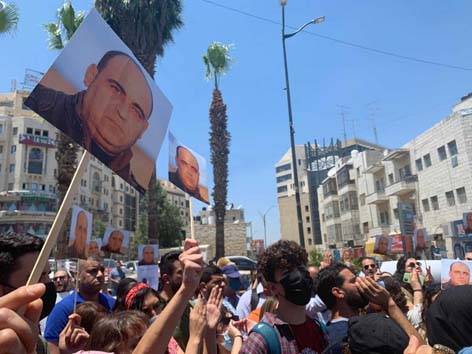 لعنةُ الشهيدِ بنات تسقطُ الرئيسَ عباس