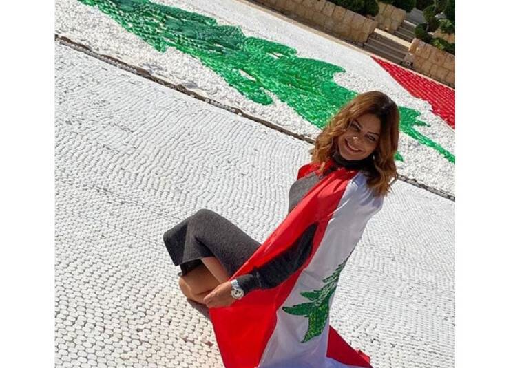 مجسم للعلم اللبناني من عبوات بلاستيكية