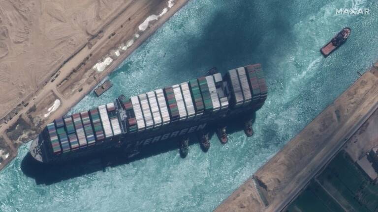 السفينة المحتجزة في قناة السويس تستعد لمغادرة مصر