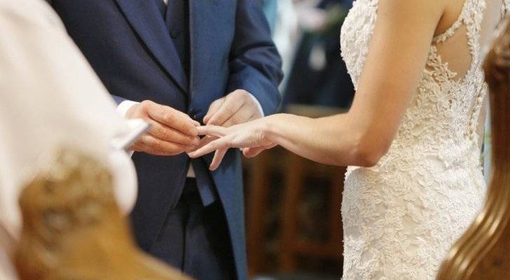 رغم إصابته بكورونا أصر على إقامة حفل زفافه.. وهذا ما حصل