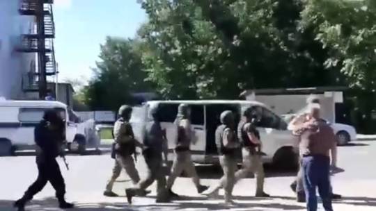 الطوارئ الروسية: مجهول يحتجز رهائن داخل مصرف