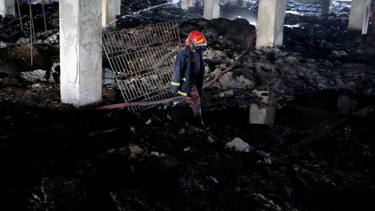 اعتقال مالك المصنع الذي أودى احتراقه بحياة 52 شخصا في بنغلادش