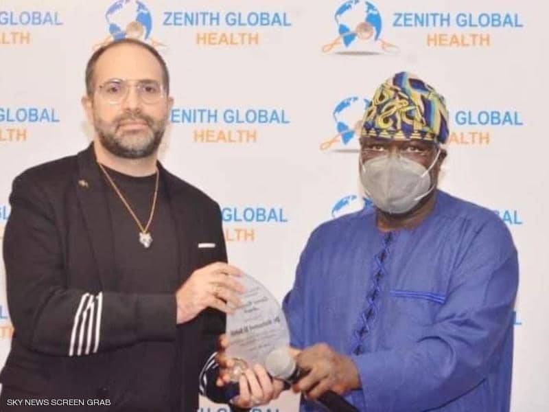 قصة كفاح.. طبيب لبناني يتوج نجاحه في إفريقيا بجائزة مرموقة
