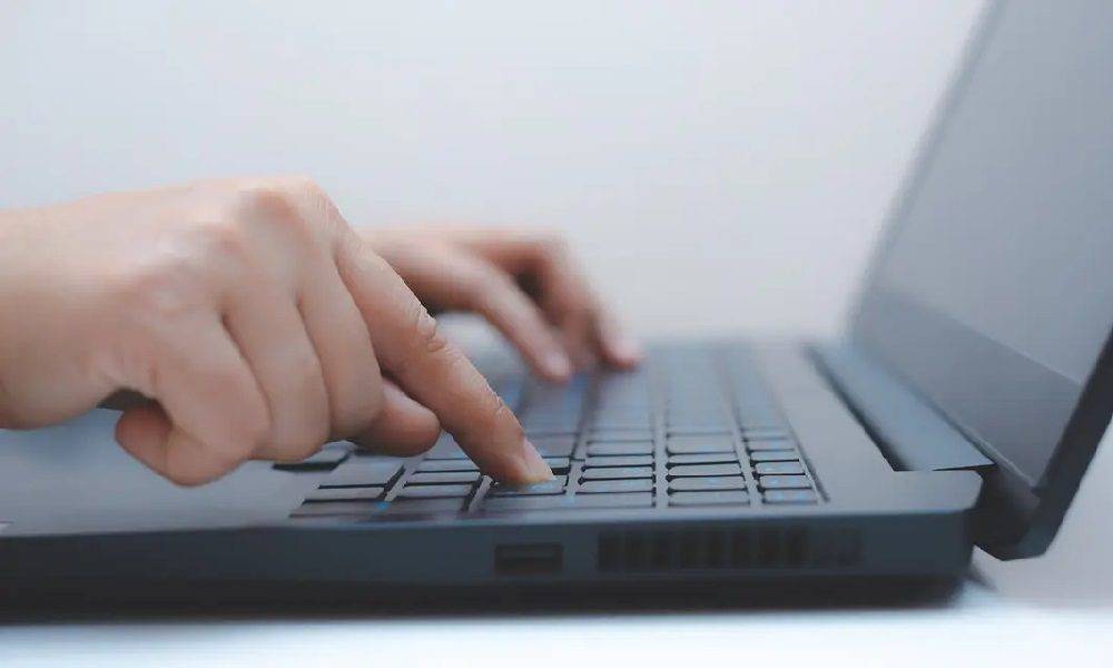 خمسون الف جهاز كومبيوتر الى المدارس الكاثوليكية