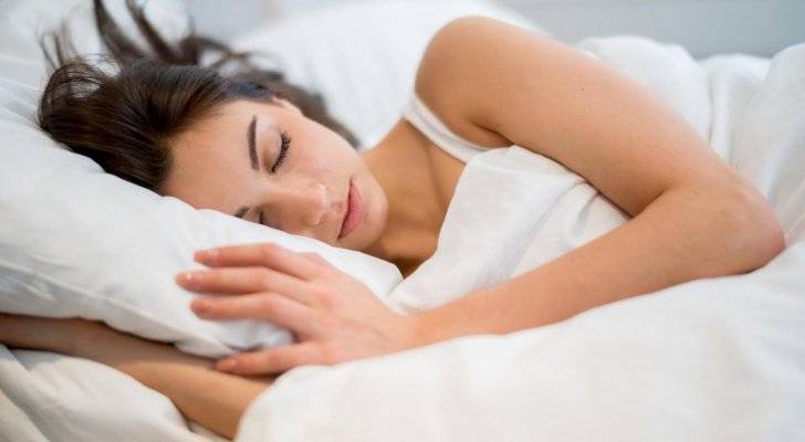لهذا السبب ينصح بارتداء وشاح للشعر أثناء النوم