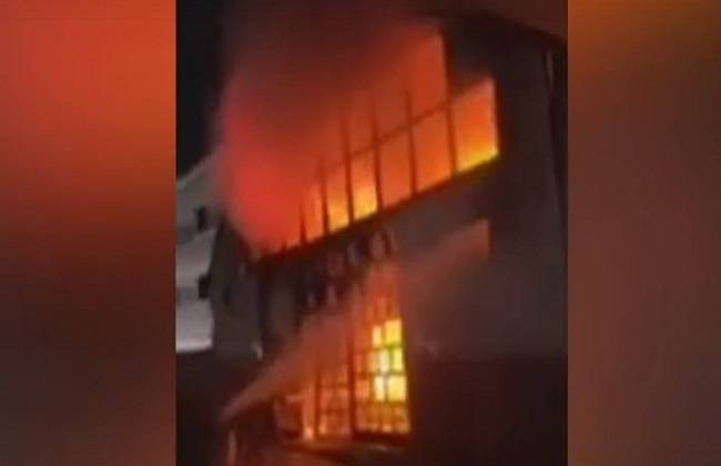 مصرع نحو 54 شخصا في حريق مركز لمصابي كورونا جنوبي العراق (فيديو)