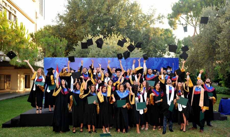 جامعة الكسليك احتفلت بتخريج 