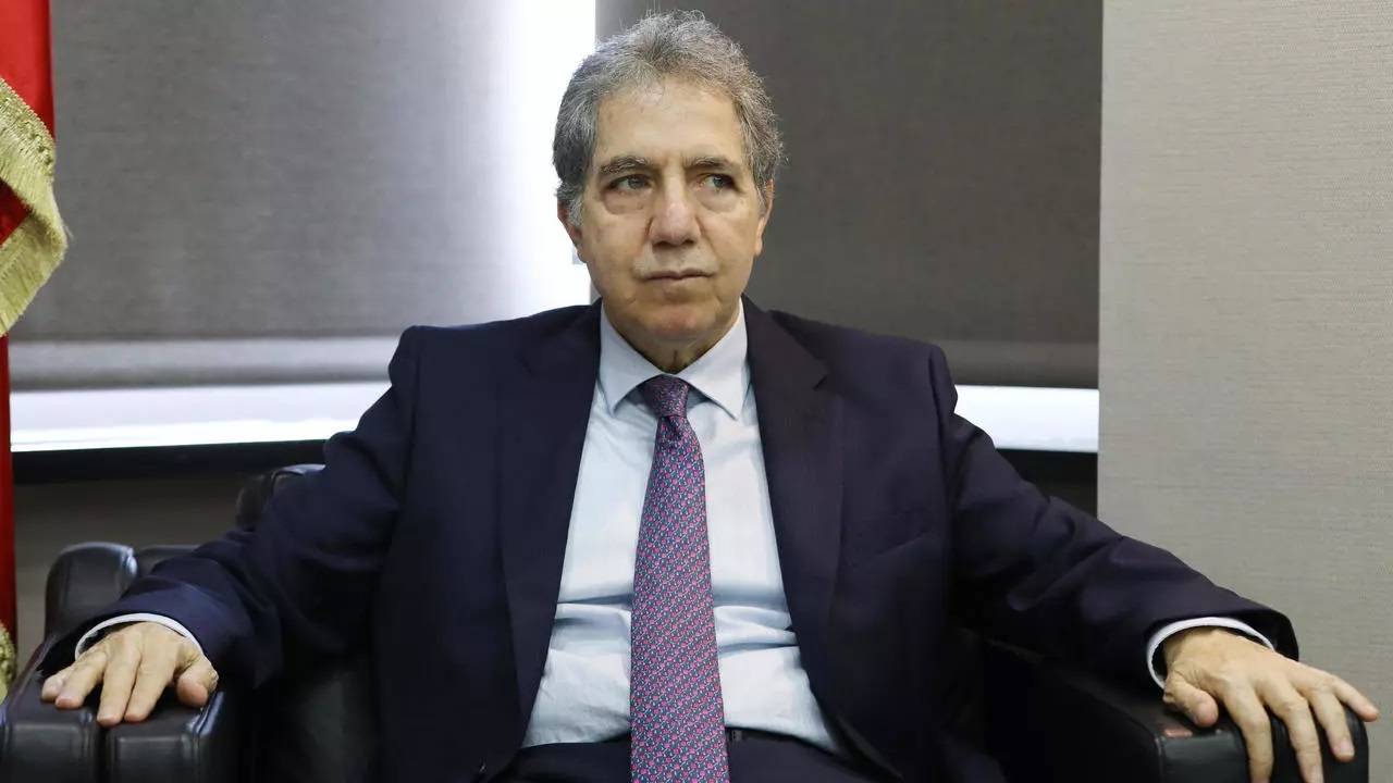 وزني يوقع الكتاب... هل يرتفع بدل النقل للقطاع العام؟