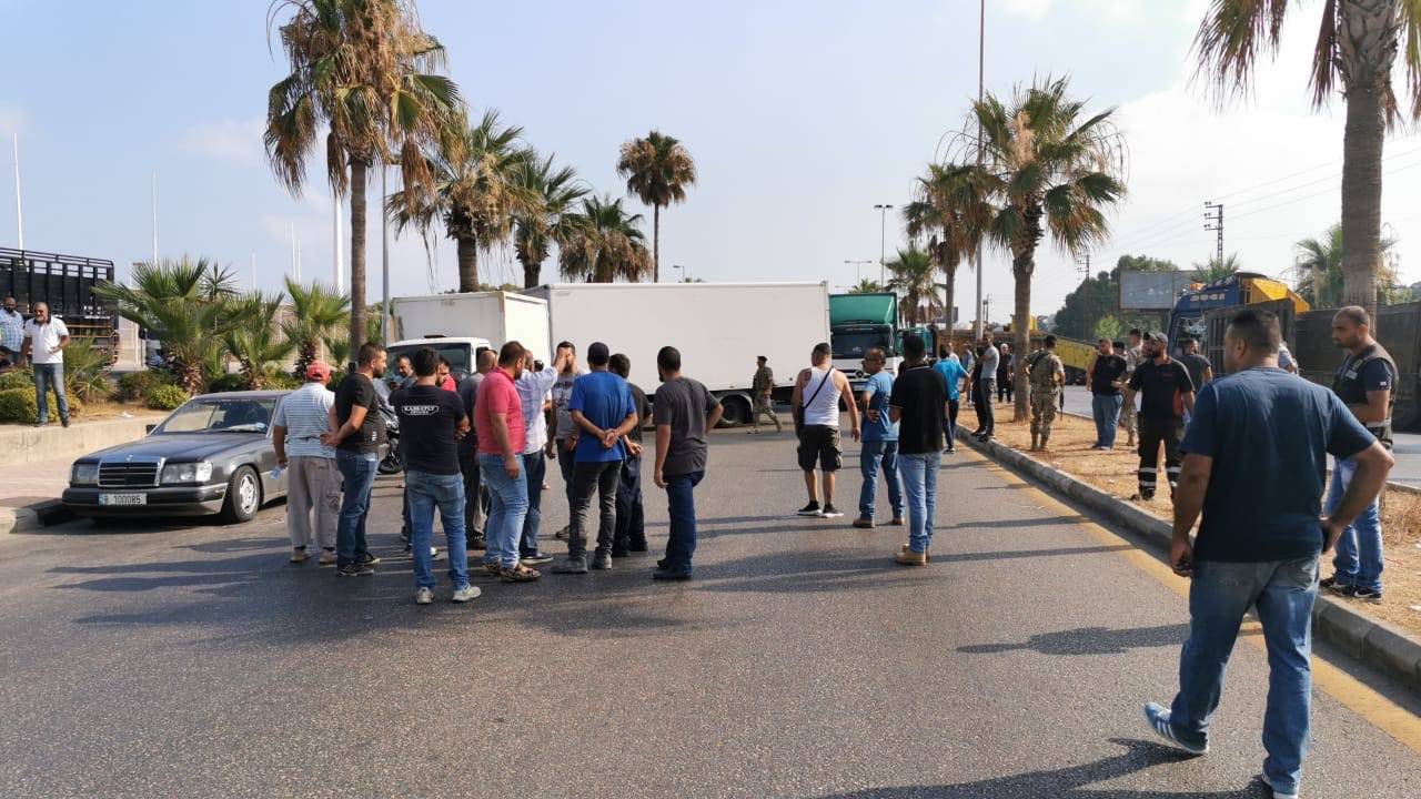 سائقو الشاحنات في صيدا قطعوا الطريق عند الاولي
