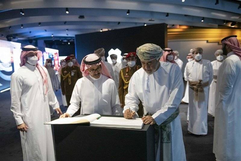 السلطان العماني يزور مركز "نيوم للإثراء المعرفي" بالسعودية