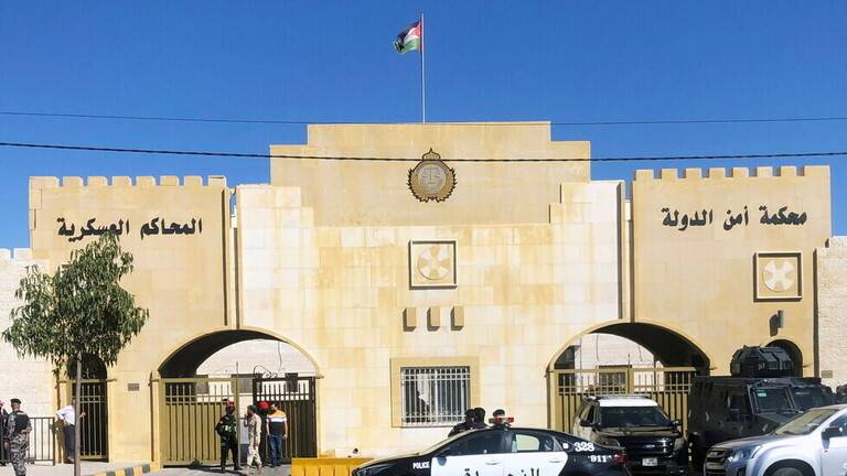 شاهدوا كيف بدا باسم عوض الله لحظة نطق الحكم عليه (صور)