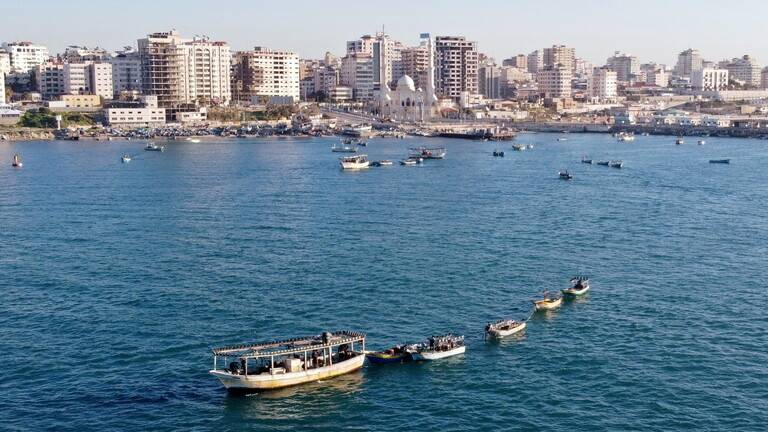 سلطات الإحتلال تسمح بتوسيع مساحة الصيد البحري في قطاع غزة إلى 12 ميلا بحريا