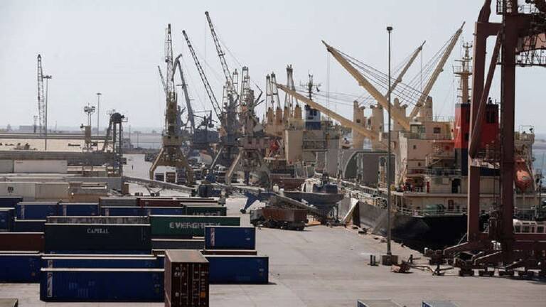 الحكومة اليمنية توافق على دخول سفن وقود إلى ميناء الحديدة