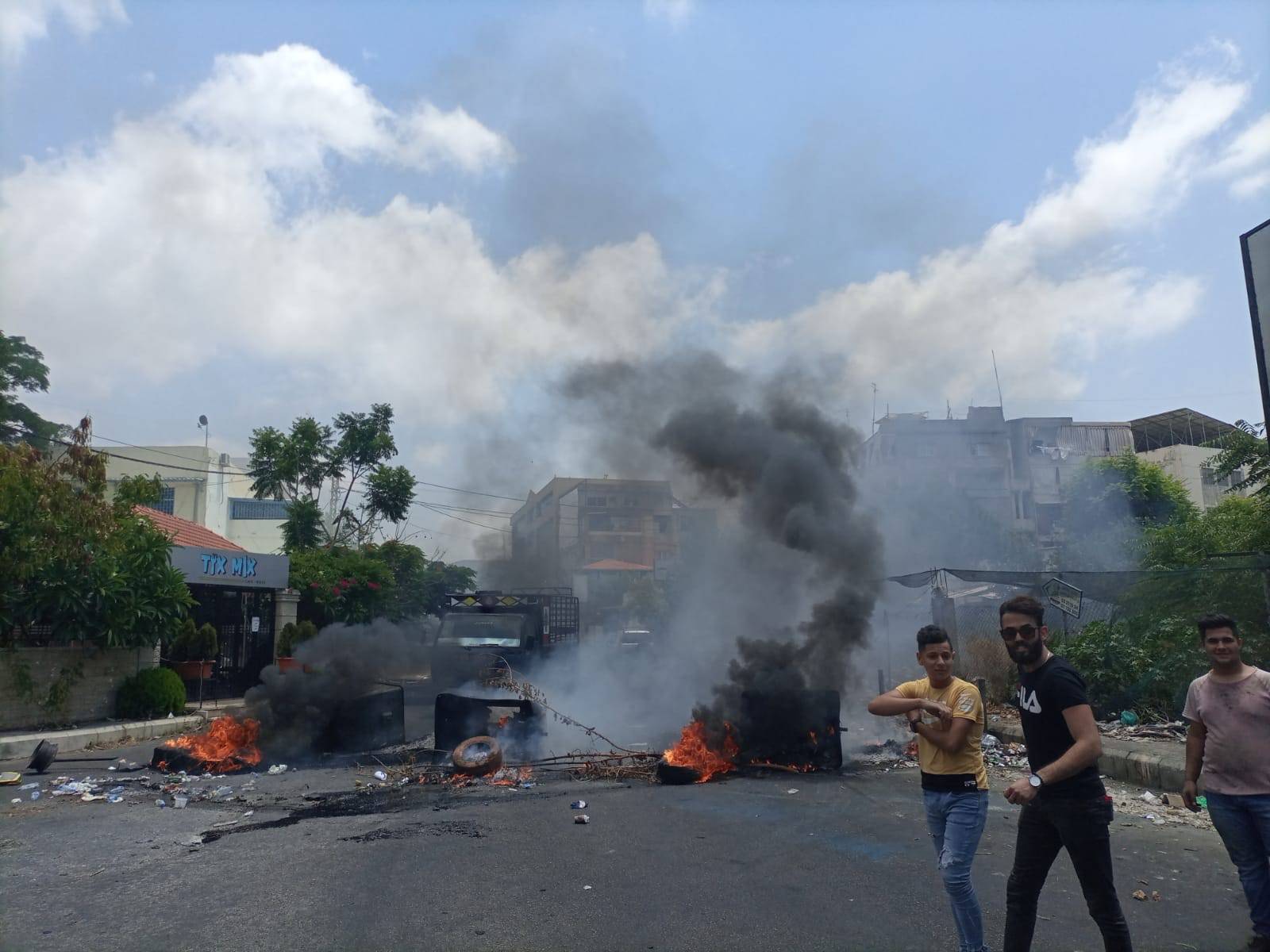قطع الطريق  في صيدا احتجاجا على انقطاع الكهرباء