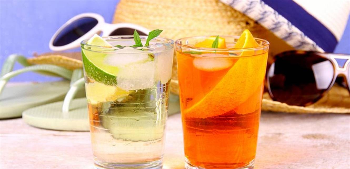 الشاي الساخن أم المشروبات الباردة.. ما الأفضل لتروي عطشك في الصيف؟