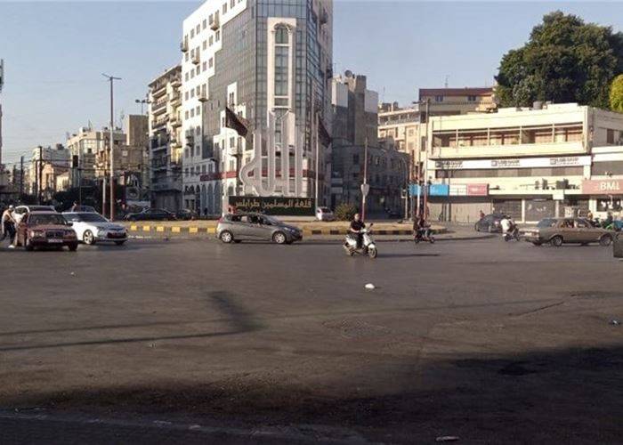 اصحاب السيارات العمومية قطعوا طريق طرابلس بيروت