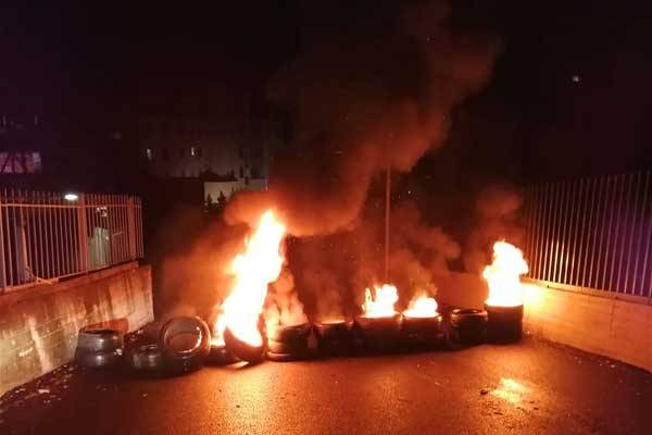 قطع طريق الكورنيش البحري في صور