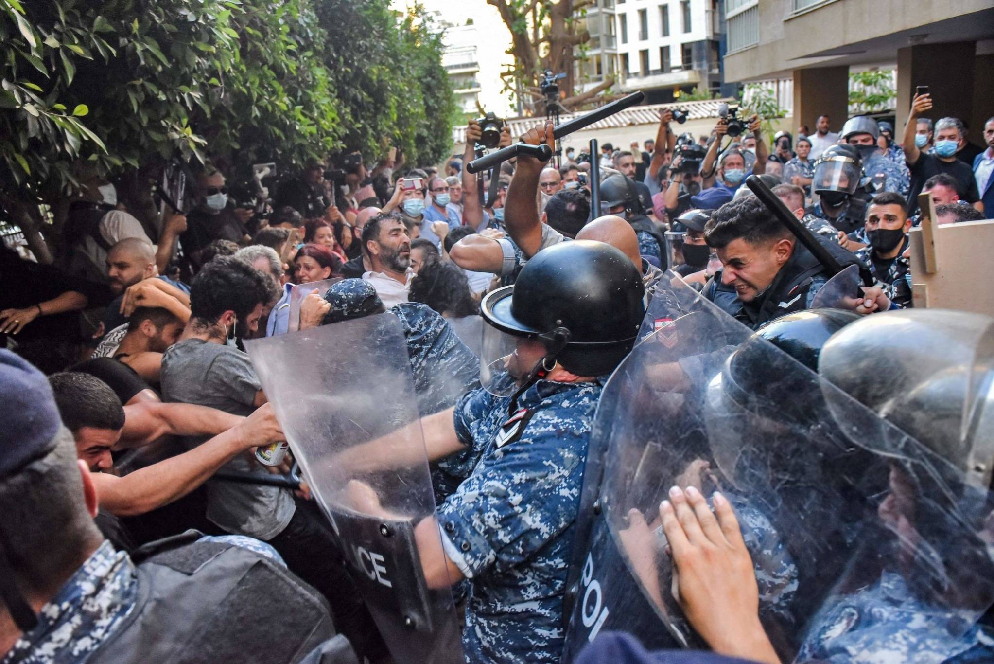 الحريري يتخبط ويبحث عن مخرج "مشرف" للاعتذار..وفهمي بمواجهة أهالي ضحايا المرفأ
الروس بدخول مفاجىء على الخط وحزب الله للمراهنين على تدويل الأزمة: واهمون!
رفع الدعم الكلي خلال شهر واجراءات "ترقيعية" تفاقم التضخم