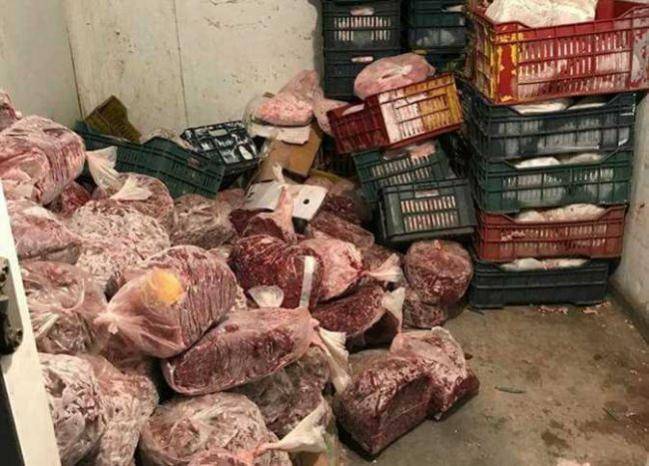 ضبط مستودع في دورس يوضب لحوماً فاسدة
