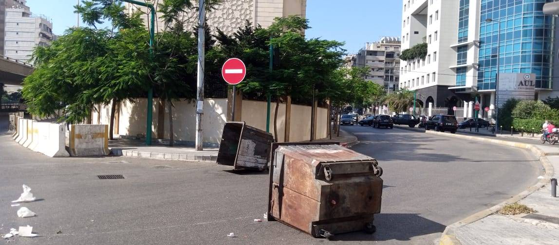 قطع طريق الكولا بمستوعبات للنفايات