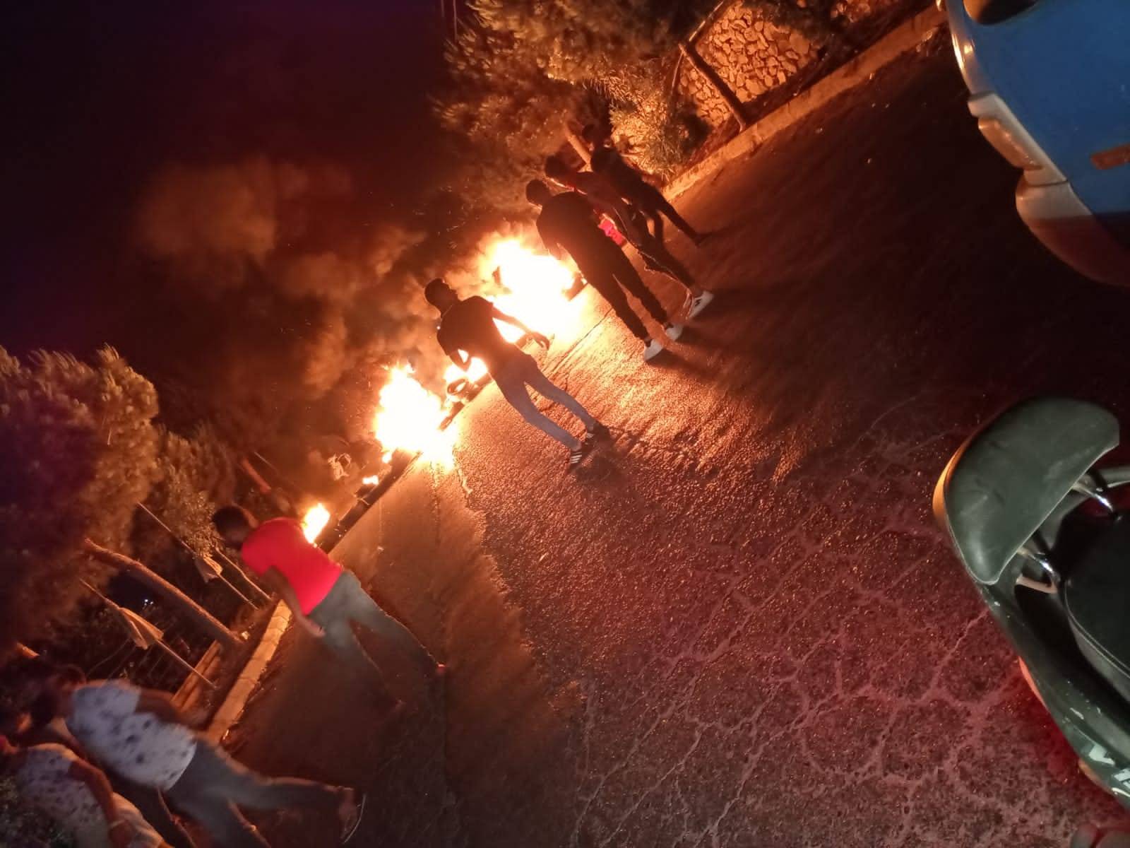 قطع الطرق في قرى الزهراني اعتراضاً على انقطاع الكهرباء