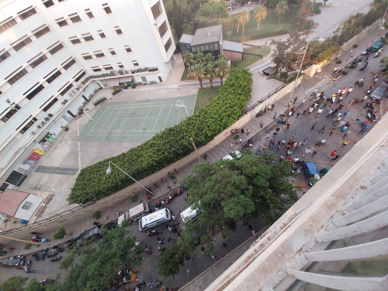 تجمع لمتظاهرين في شارع الجامعة العربية وسقوط جرحى قرب مدرسة عمر فروخ