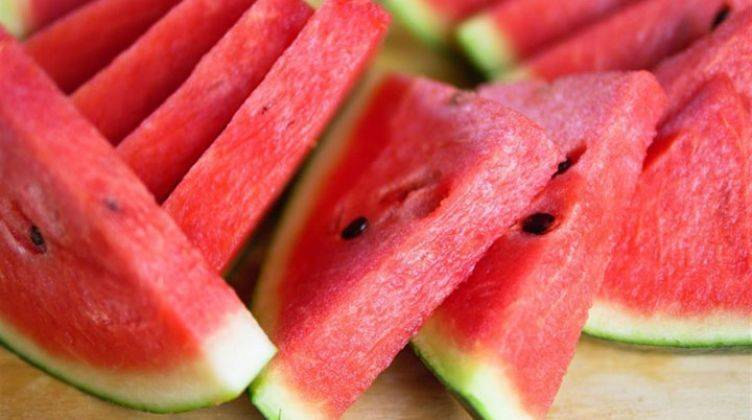 طبيبة روسية تتحدث عن فوائد البطيخ والوقت المثالي لتناوله