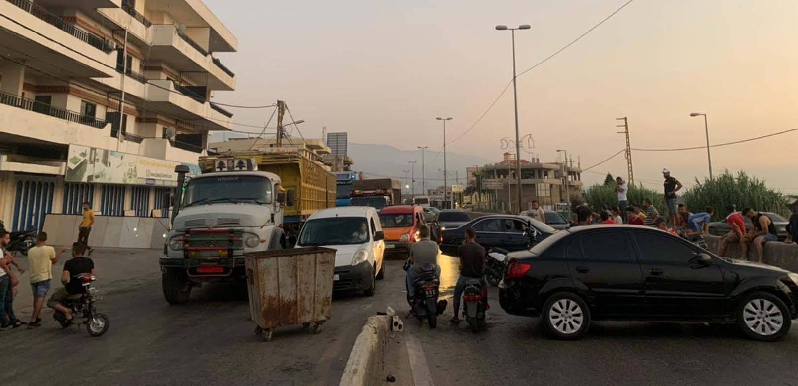 محتجون قطعوا طريق المنية الدولية