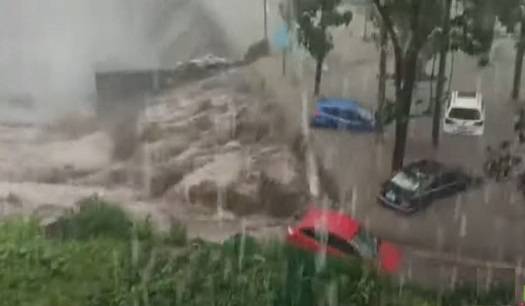 تيار مائي قوي يجرف سيارات جراء أمطار غزيرة في مدينة صينية