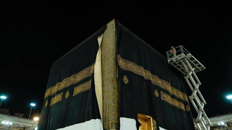 بالصور.. الكعبة المشرفة تكتسي حلَّتها الجديدة