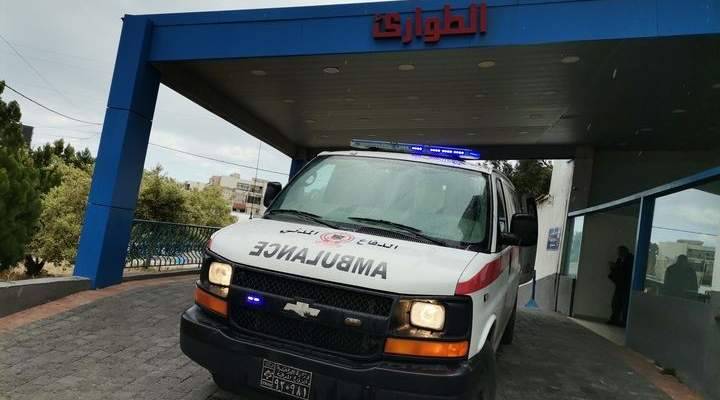سيارة تقتحم مطعم في صيدا وتصدم مواطن