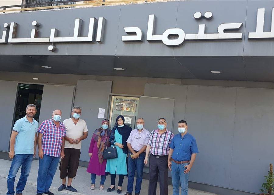 اعتصام لمتعاقدي التعليم المهني امام احد المصارف ومطالبة بعدم تقييد سحوباتهم