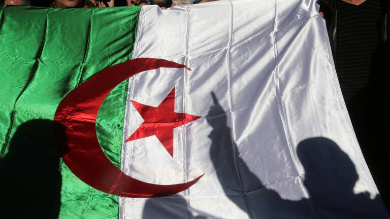 ما سبب رفض الجزائر طلبا فرنسيا لإعادة 252 مهاجرا؟