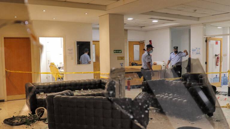 محتجون على قيود احتواء كورونا يهاجمون محطة تلفزيونية في قبرص