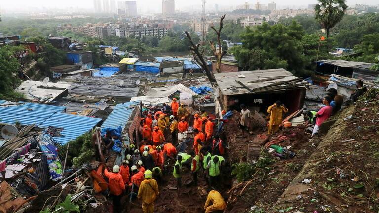 حصيلة ضحايا الأمطار الغزيرة في مومباي الهندية ترتفع إلى 33 قتيلا